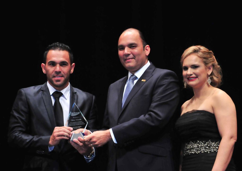 Banreservas reconoce al tenista Víctor Estrella
