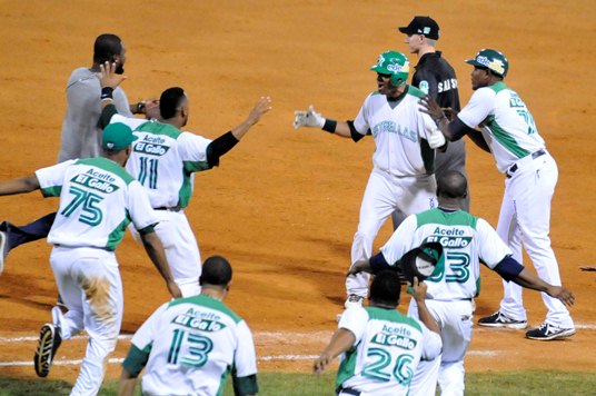 ¡Siguen calientes! Estrellas logran séptima victoria seguida al dejar en el terreno a los Gigantes