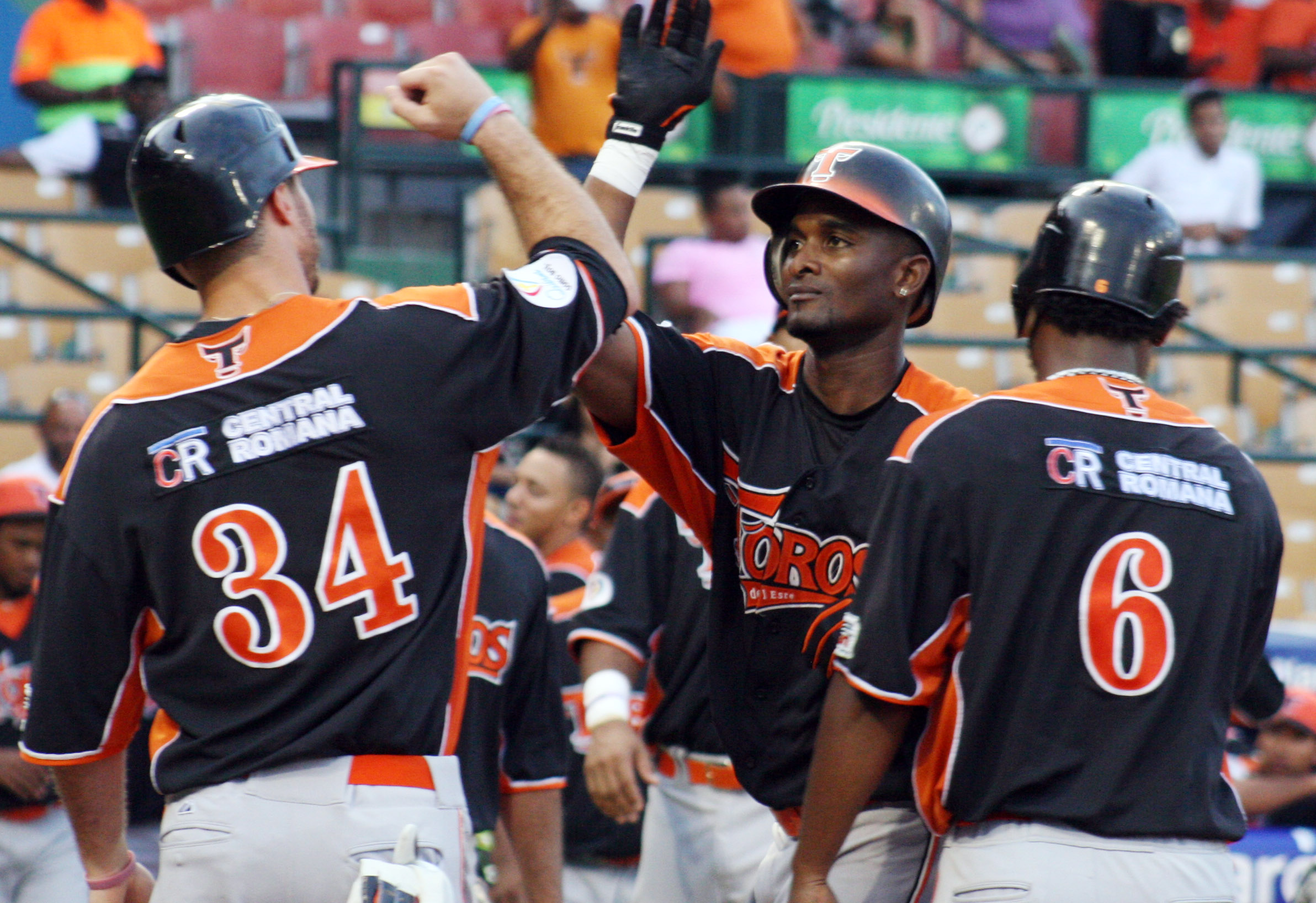 Toros masacran el picheo de los Leones; Vélez pegó grand slam