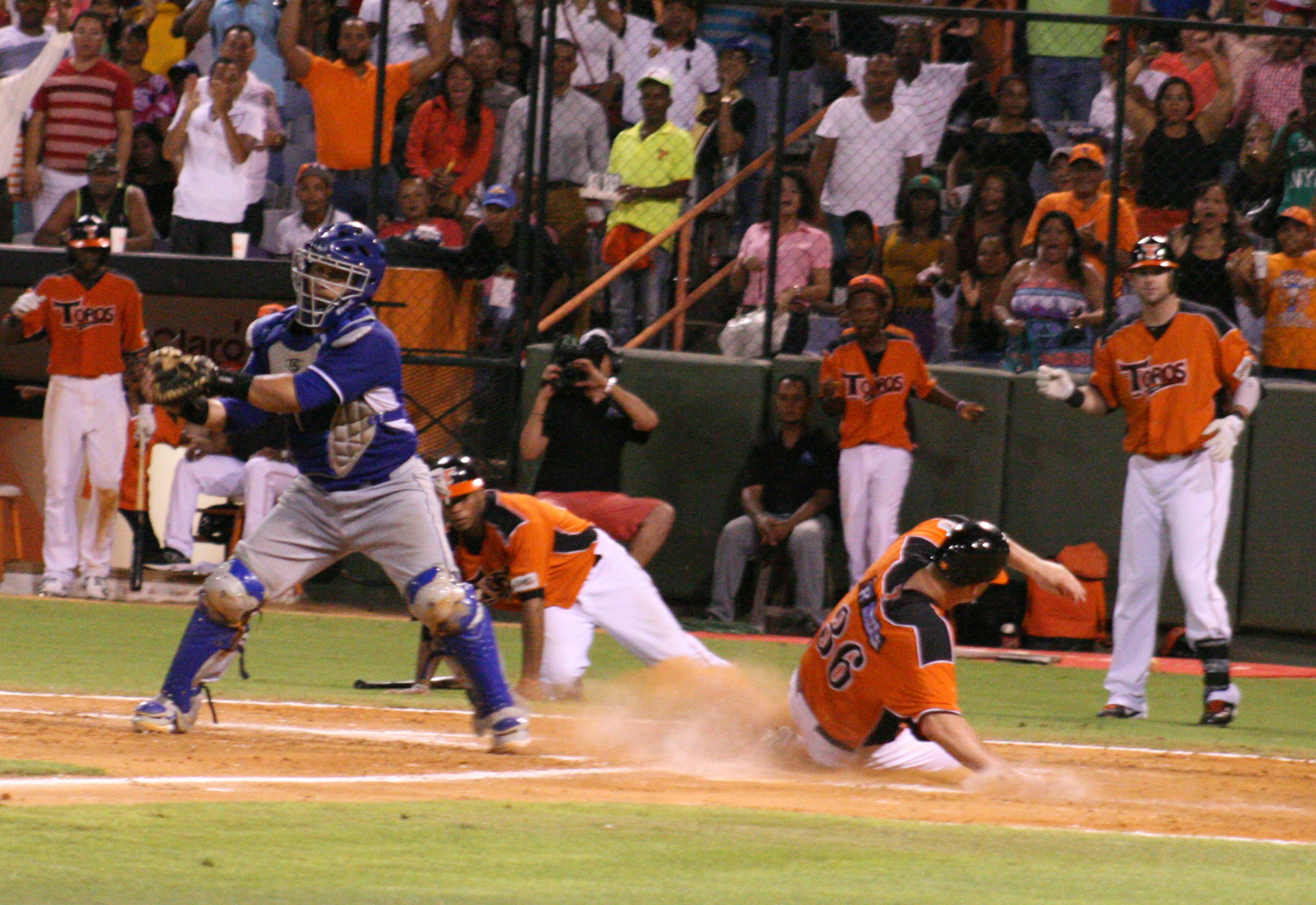 Toros vienen de atrás para propinarle el séptimo revés al Licey