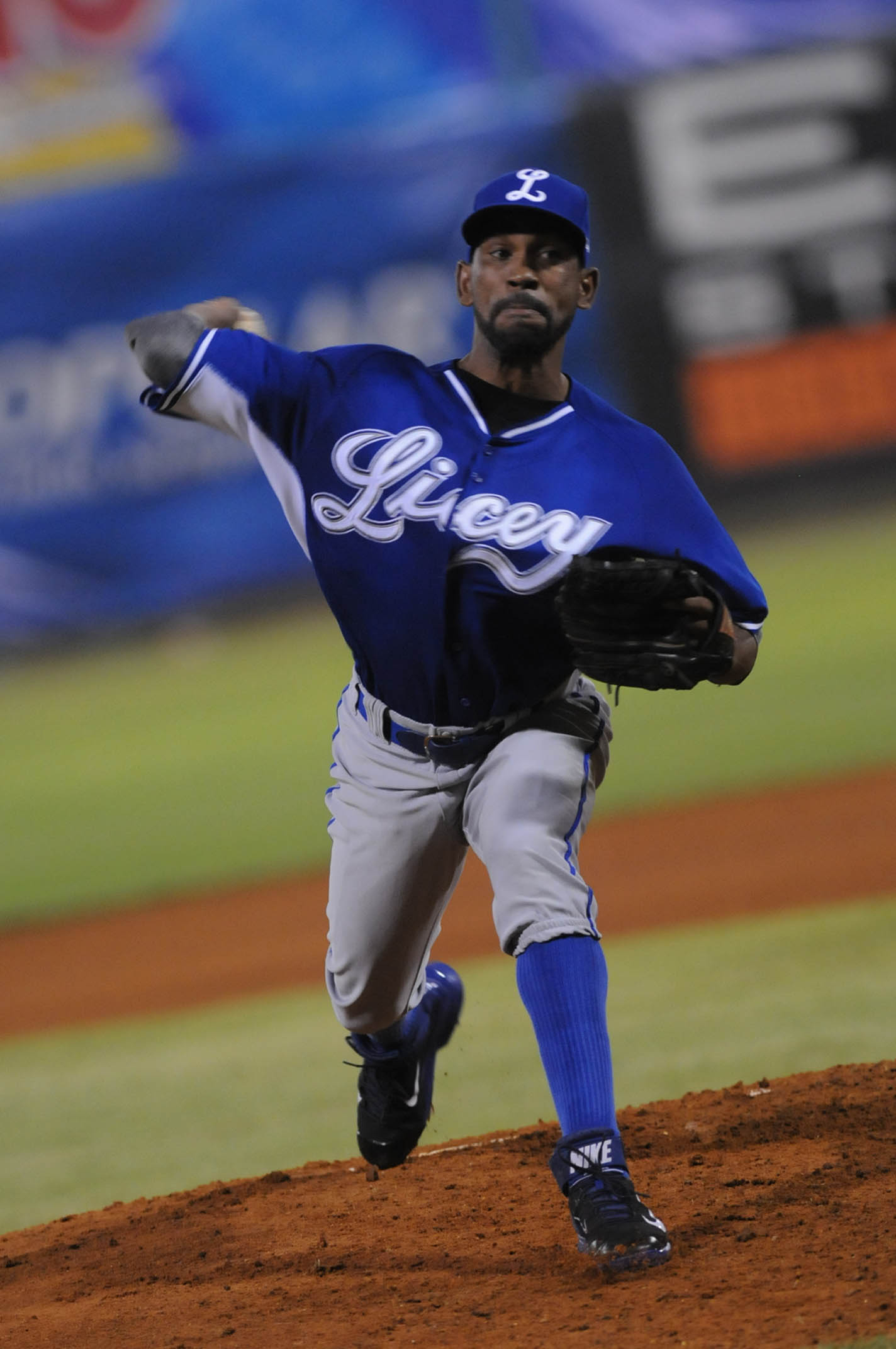 Picheo de Ortiz y bateo de Hernández guían al Licey sobre Estrellas