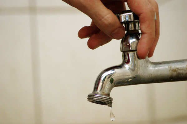 Residentes de Los Farallones se quejan por falta de agua