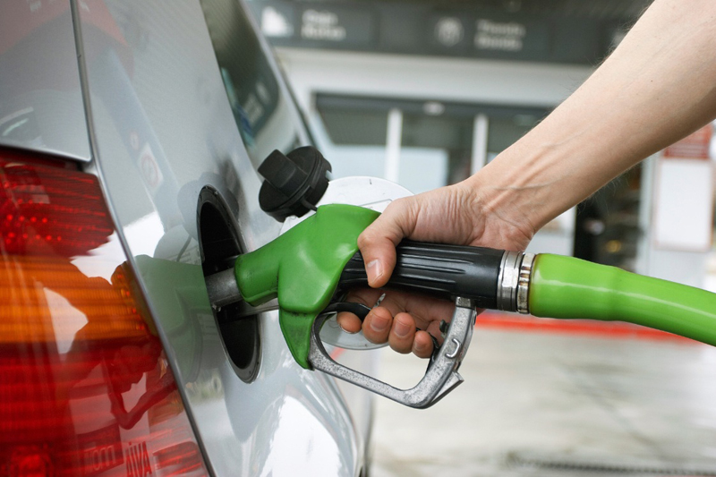 El Gobierno baja entre RD$2.20 y RD$3.00 las gasolinas