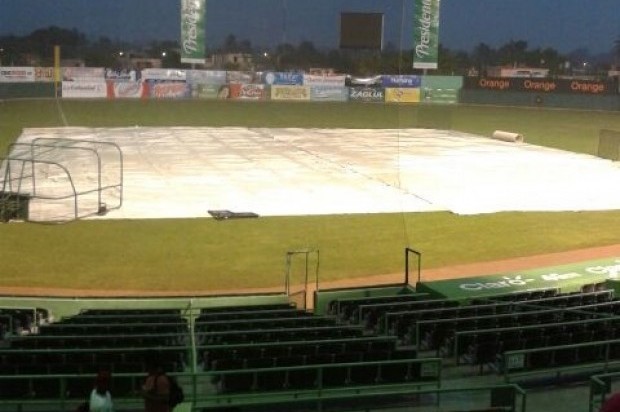En el Tetelo Vargas: Suspenden por fuertes aguaceros el partido entre Licey y las Estrellas