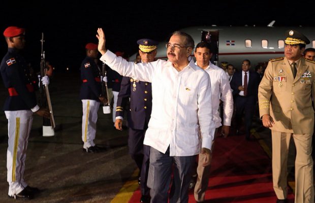 Presidente Medina regresa al país tras participar en Cumbre Iberoamericana