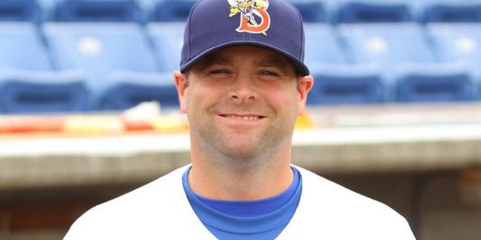 Toros contratan al jardinero Brian Burgamy