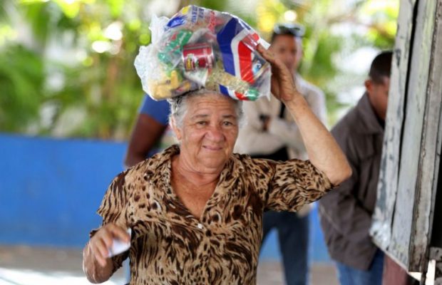 Despacho Primera Dama entrega miles de raciones alimenticias a familias pobres