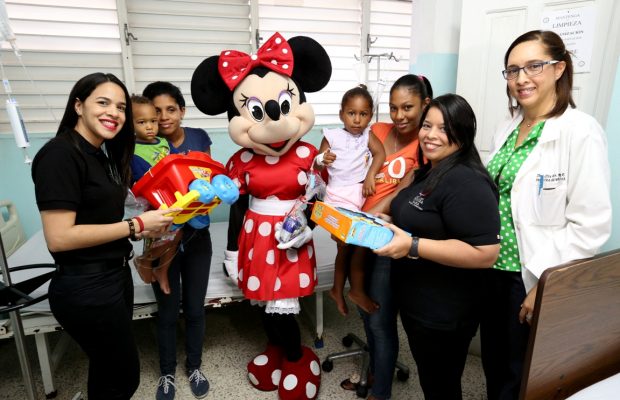 Despacho Primera Dama entrega dulces y juguetes a niños internos de la Maternidad de Los Mina
