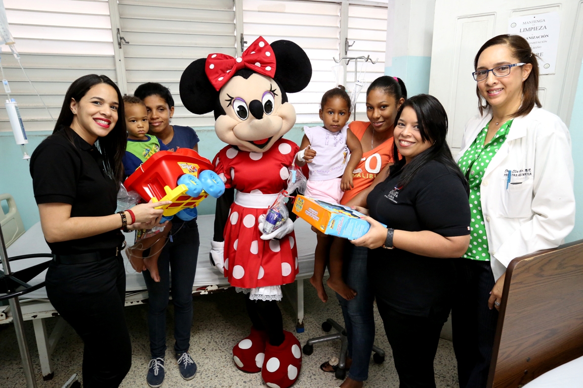 Despacho Primera Dama entrega dulces y juguetes a niños internos de la Maternidad de Los Mina