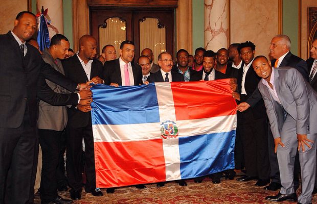 Presidente Medina entrega la bandera a equipo dominicano participará en la Serie del Caribe