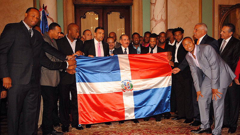 Presidente Medina entrega la bandera a equipo dominicano participará en la Serie del Caribe