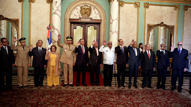 Presidente juramenta miembros de comisión para conmemorar 50 aniversario Revolución de Abril