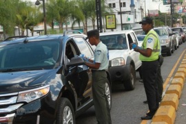 AMET retiene más 2,400 vehículos por transitar sin marbete