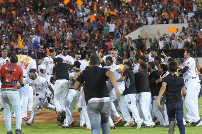 Gigantes vencen a las Estrellas y logran su primer título de campeón en el béisbol invernal dominicano