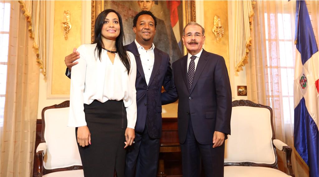 Medina juramenta a Pedro Martínez embajador de Buena Voluntad