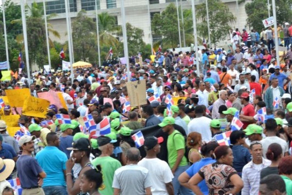 Miles de personas piden frente al Congreso “4 años más” para el presidente Medina