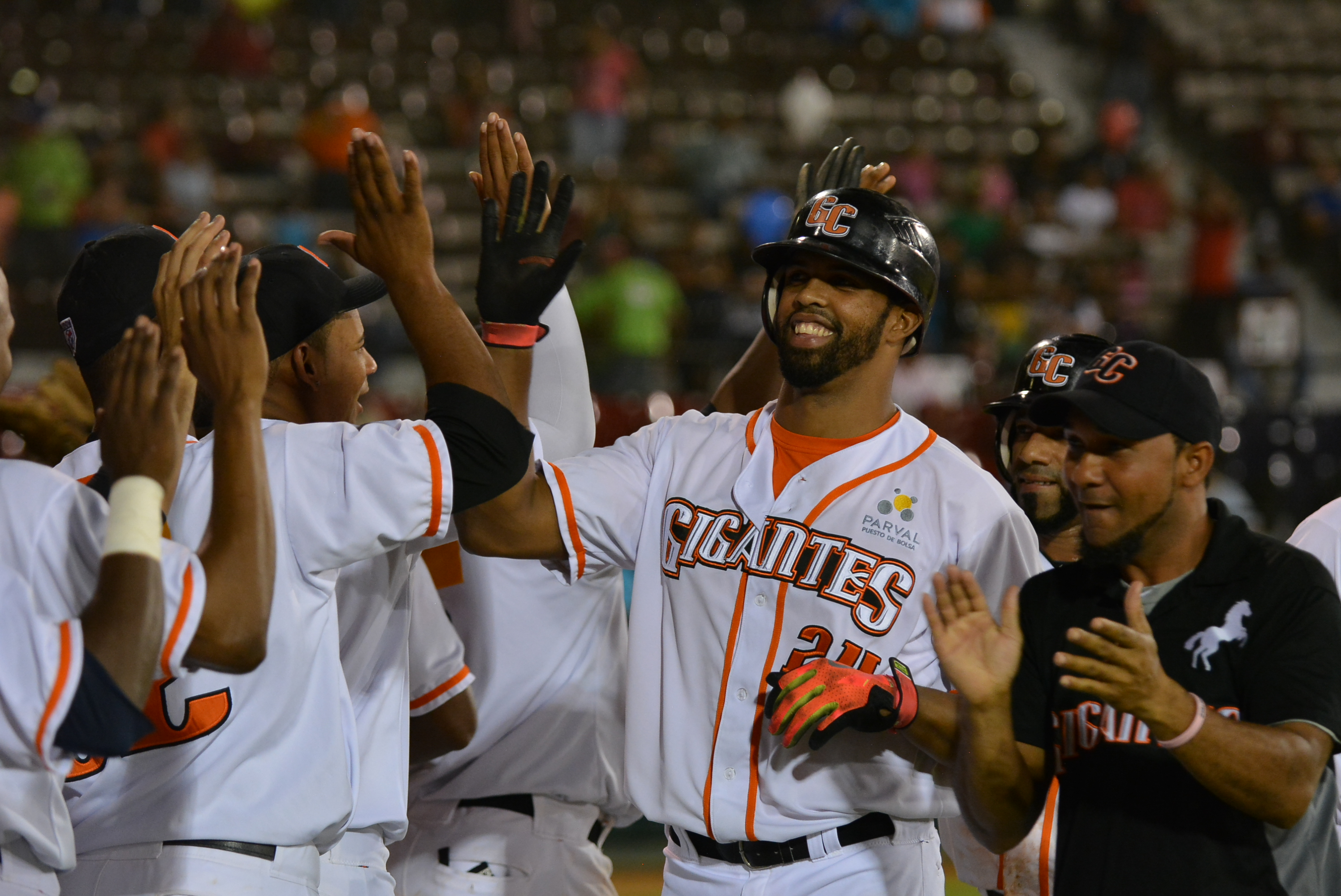 Buen Pitcheo y HR de Peguero ponen a Gigantes a ley de un triunfo para coronarse campeón