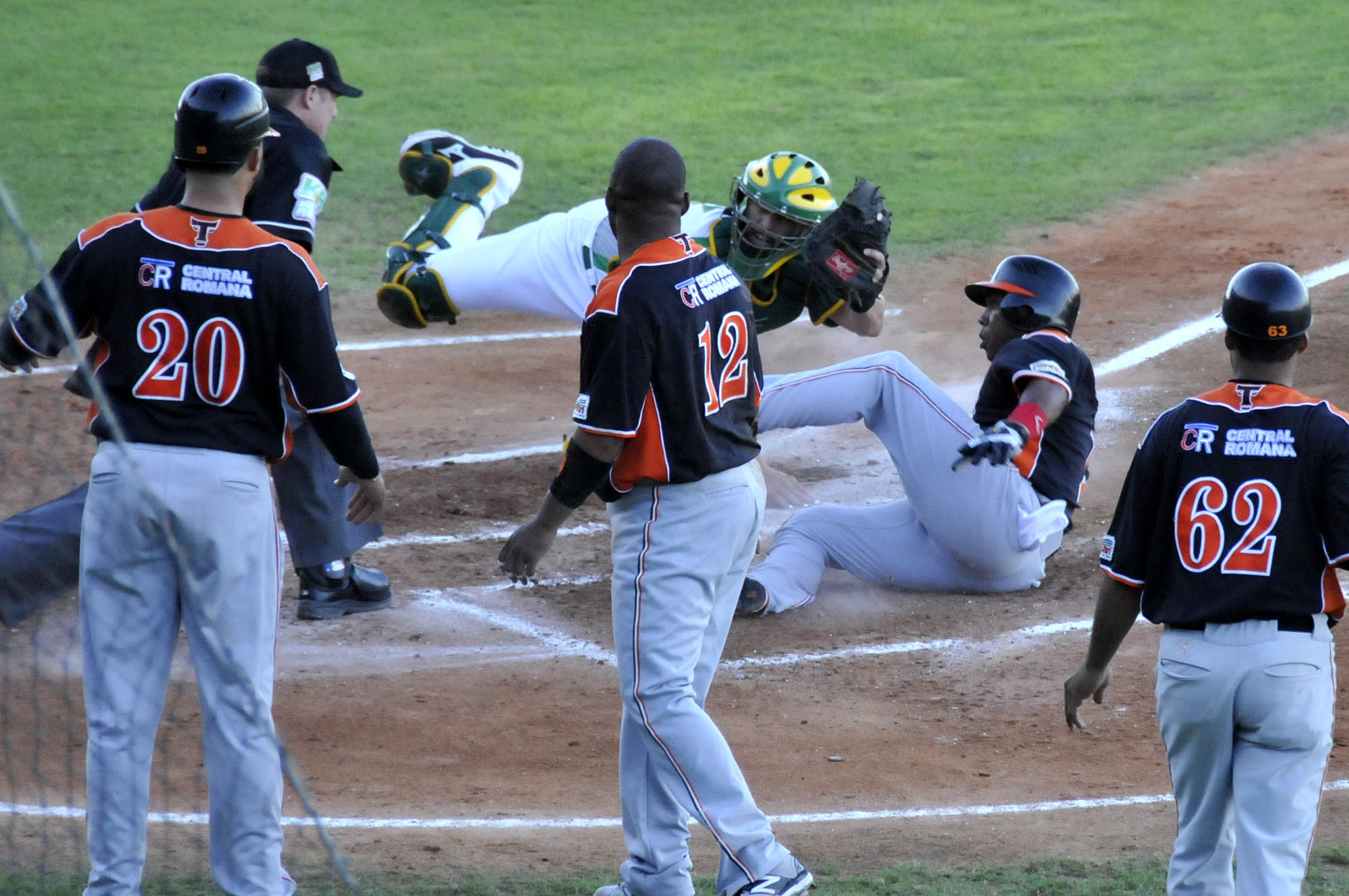 Toros provocan triple empate en segundo lugar del Round Robin
