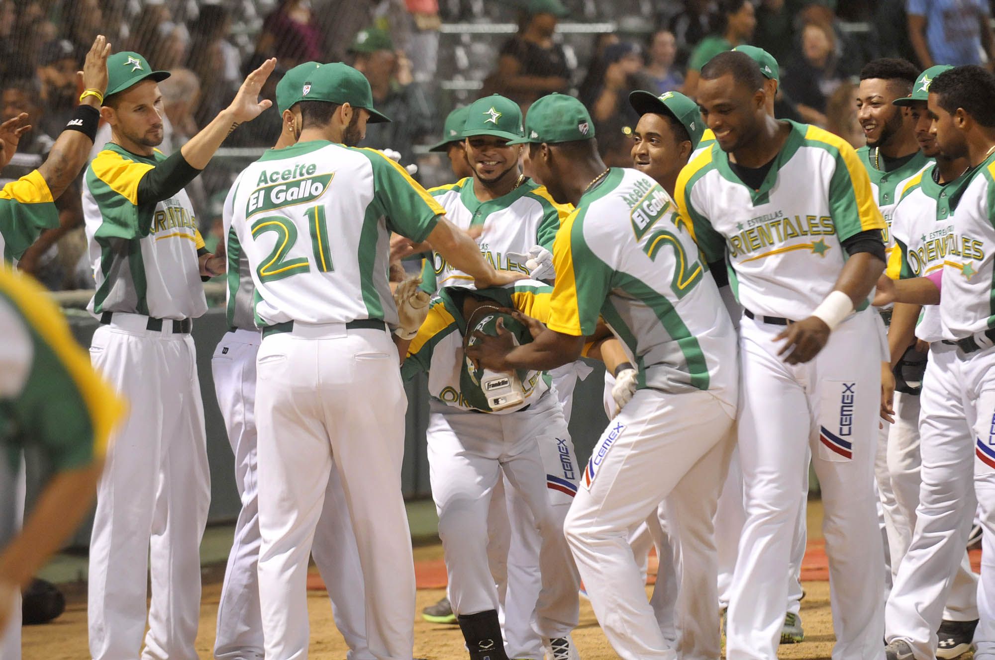 Estrellas propinan paliza a Gigantes y pican delante en la Serie Final