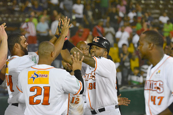 Gigantes vencen a las Estrellas y empatan a dos partidos por bando la Serie Final