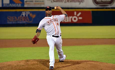 Rafael Pérez frena a las Estrellas y Gigantes logran primera victoria de la Serie Final