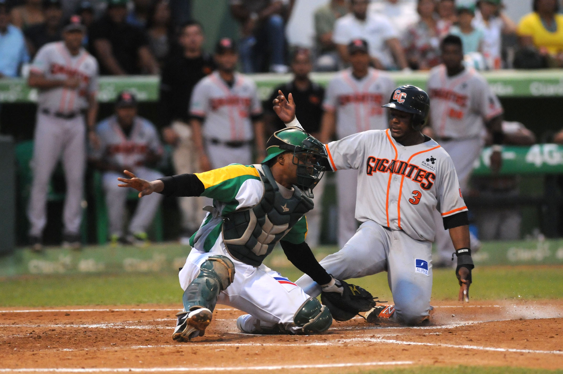 Gigantes derrotan a las Estrellas y toman ventaja 3-2 en la Serie Final