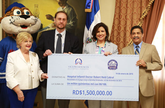 Vicepresidencia y Tigres del Licey entregan donativo a Robert Reid Cabral
