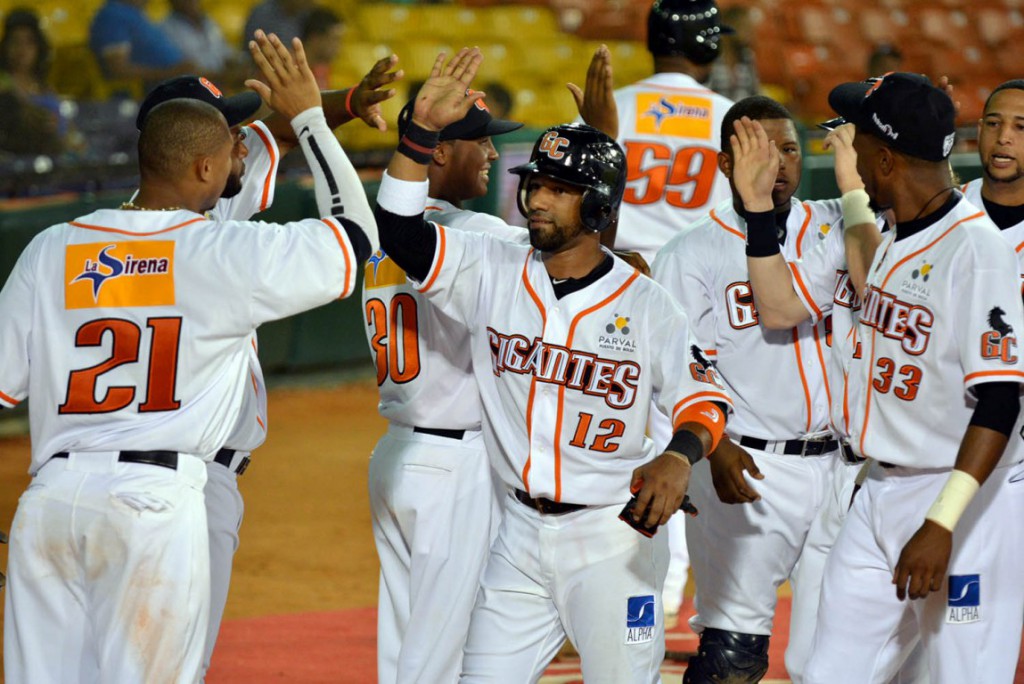 Gigantes derrotan a las Águilas y ponen un pie en la final