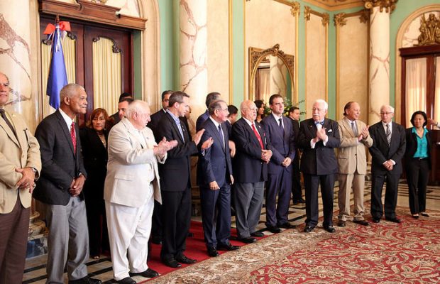 Ejecutivos del Salón de la Fama del Béisbol Latino y MLB visitan al presidente Medina