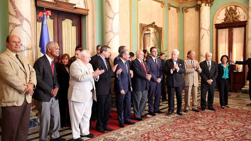 Ejecutivos del Salón de la Fama del Béisbol Latino y MLB visitan al presidente Medina