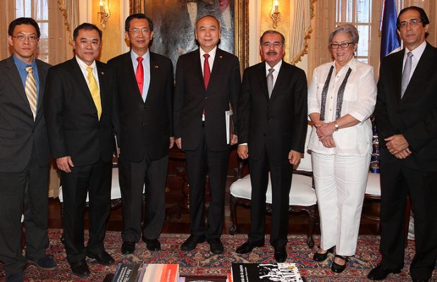 Presidente Medina recibe a pionero asiático trasplante de hígado