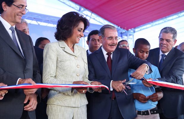 Danilo Medina entrega dos escuelas; construirá otras obras en San Juan