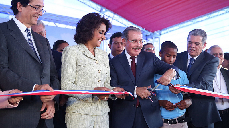 Danilo Medina entrega dos escuelas; construirá otras obras en San Juan