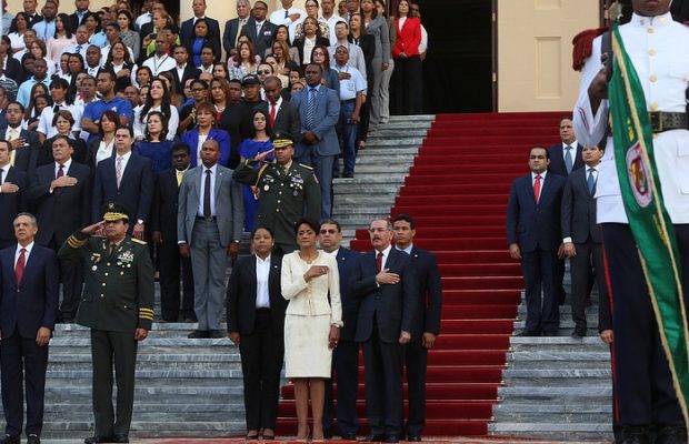 Presidente Medina y su gabinete rinden tributo a la Bandera Nacional