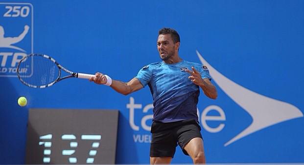 Víctor Estrella gana y avanza a la final del ATP de Quito