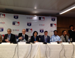 USAID firma acuerdo con MLB y Asociación de Jugadores para auspiciar Proyectos de Educación