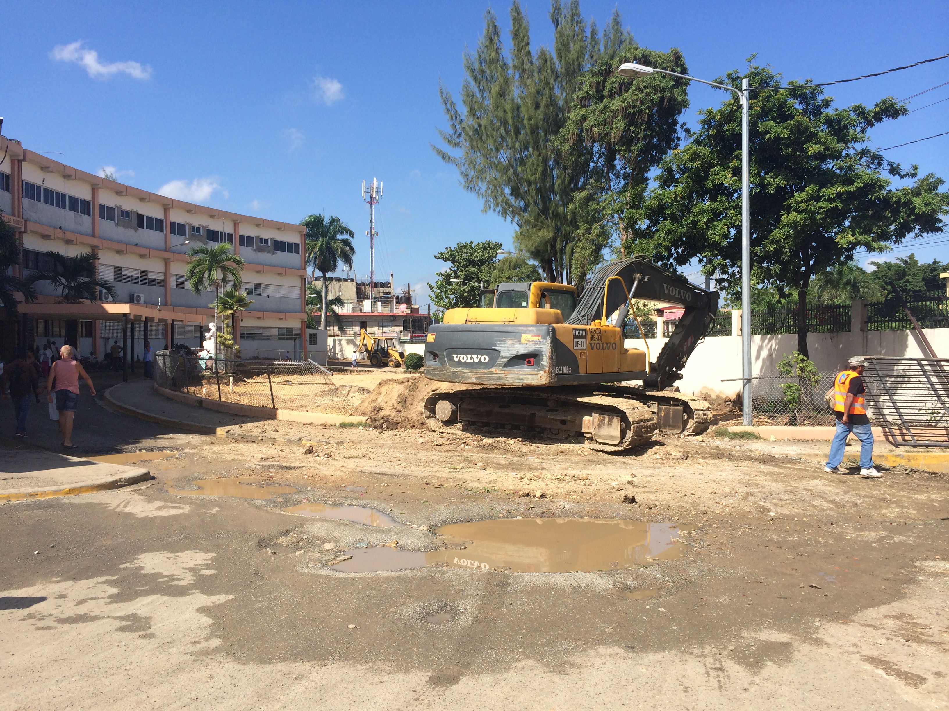 Inician remodelación de parqueos en Maternidad de Los Mina