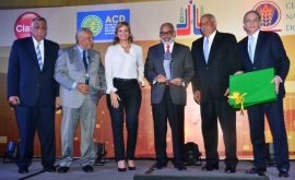 Tenista Víctor Estrella recibió el premio Atleta del Año 2014 por la ACD