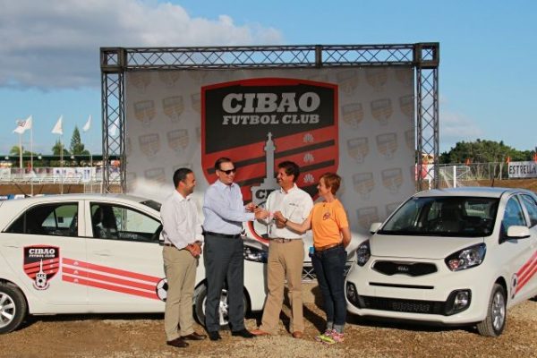 Grupo Viamar entrega de vehículos al Cibao Fútbol Club