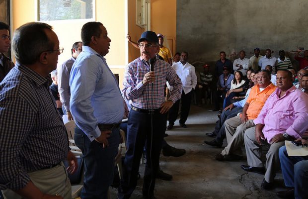 Presidente Medina ordena rehabilitar una factoría de arroz en San Juan y financiar 4,000 tareas de aguacates
