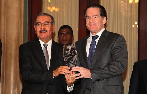 Presidente Medina recibe premio Personaje del Año por tercer año seguido