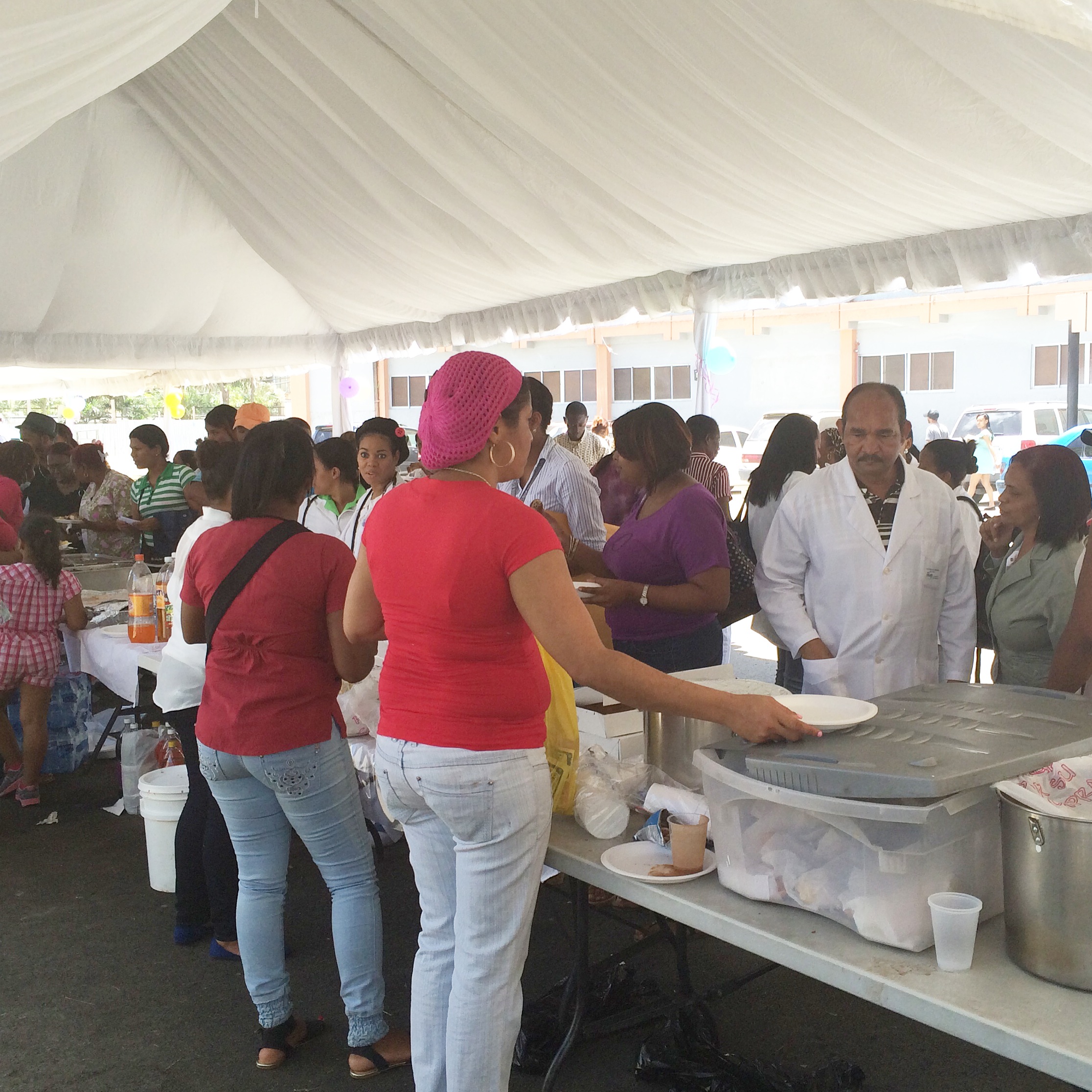 Maternidad de Los Mina realiza Kermesse pro-recaudación de fondos para graduación de médicos