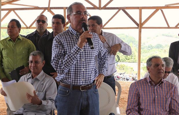 Presidente Medina otorga financiamiento a productores de conejos y jengibre en Samaná