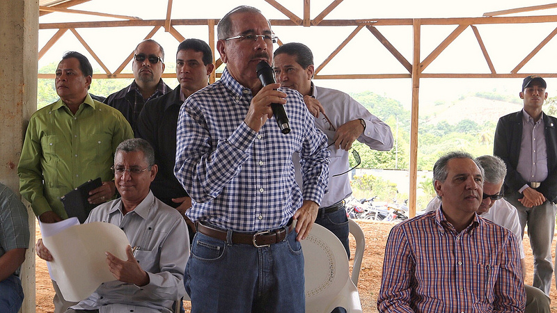 Presidente Medina otorga financiamiento a productores de conejos y jengibre en Samaná