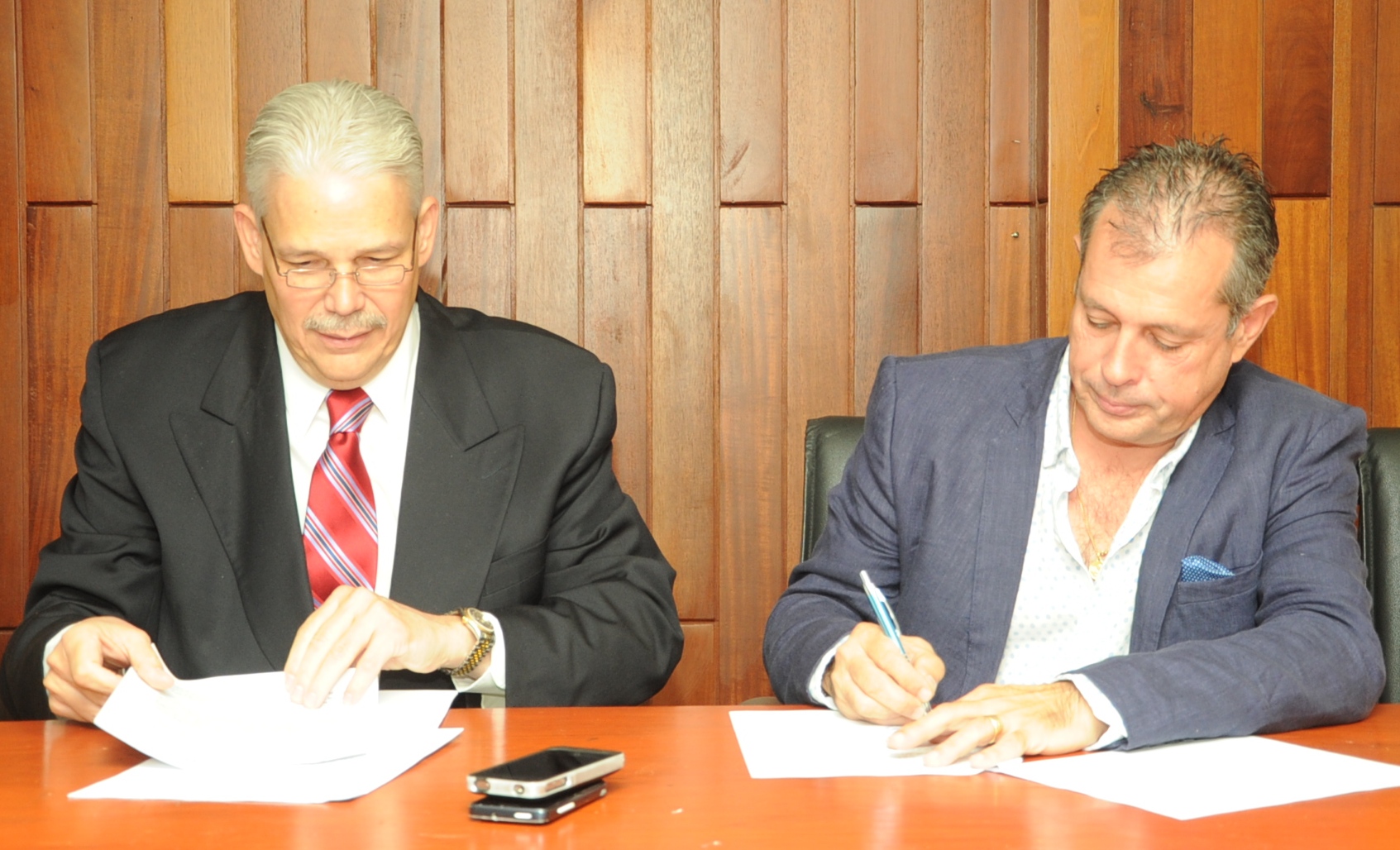 Salud Pública firma convenio de cooperación con Hospital Henry Duffaut y Comisión Médica de Francia