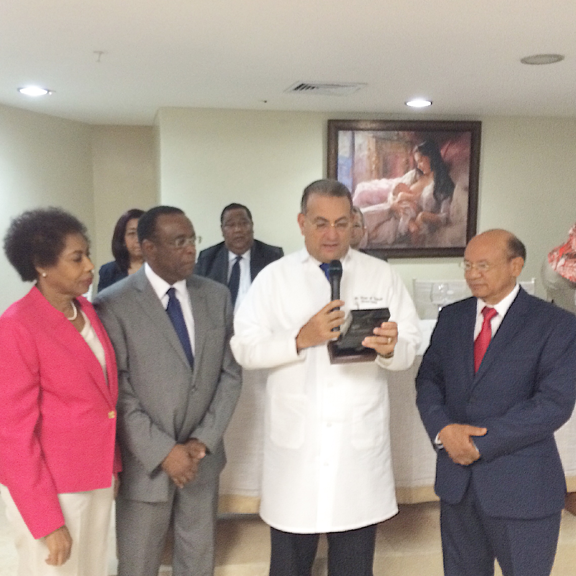 Maternidad de Los Mina reconoce a médicos; develan galería de pasados coordinadores de residencias