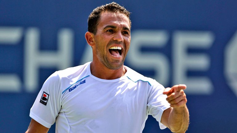 Víctor Estrella debuta con victoria en Wimbledon