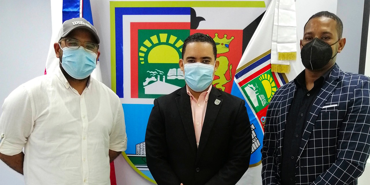 Alcides Espinosa, Presidente Fundesde, Junior Santana, Director Juventud ASDE, Gregory García, Analista del Programa Creando Tu Futuro para República Dominicana.