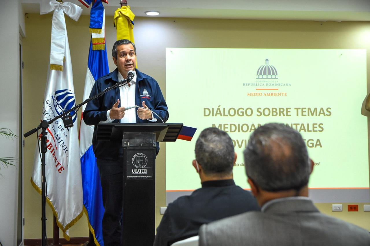 Ministro de Medio Ambiente se reúne con sectores sociales de La Vega (1)