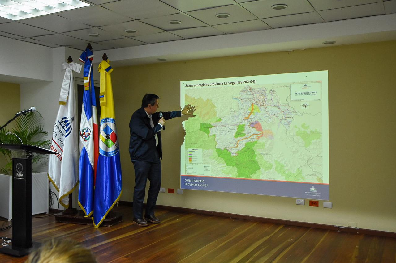 Ministro de Medio Ambiente se reúne con sectores sociales de La Vega (3)